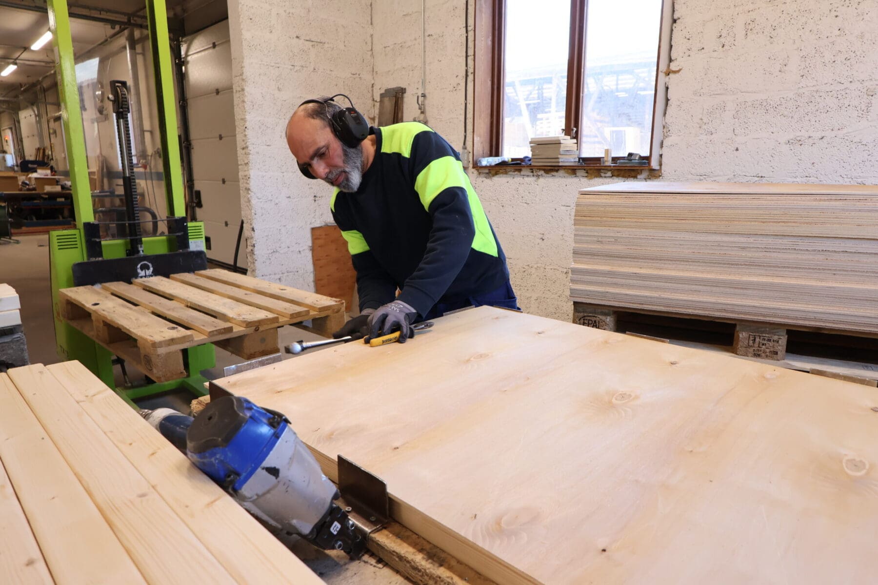 Yahia vid handspikning på JGA Emballage