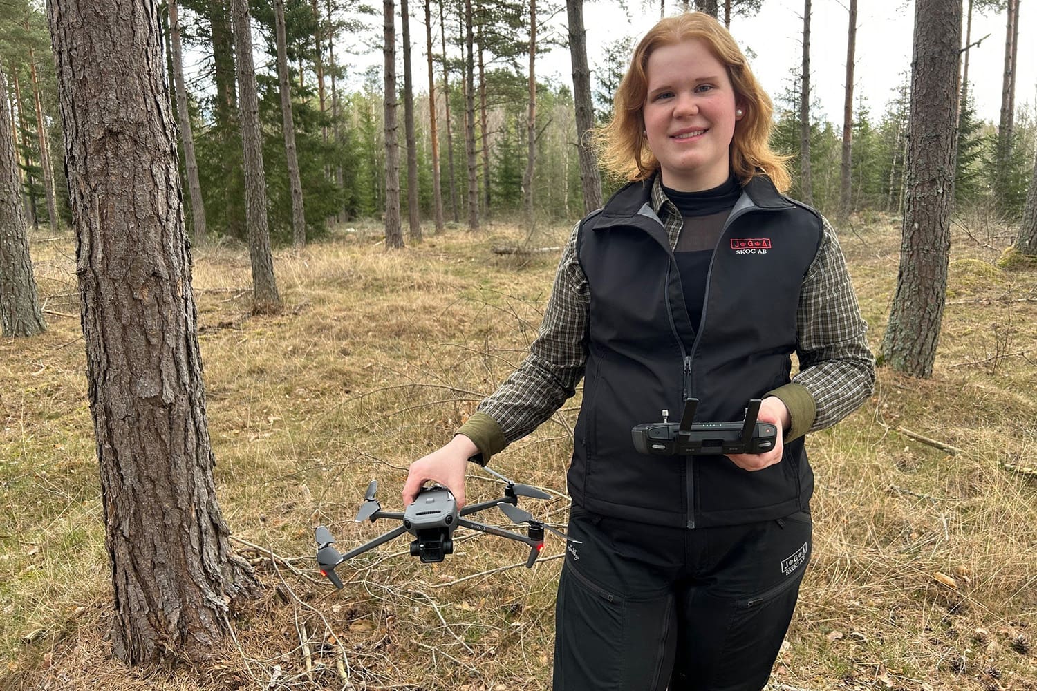 Elin i skogen med drönaren