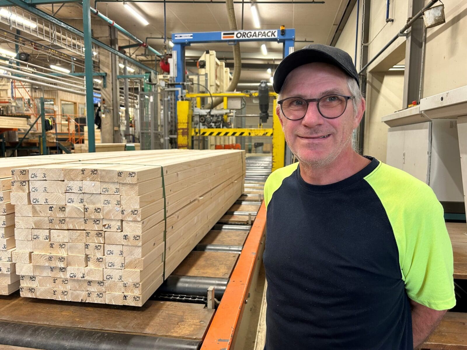 Bruno vid virkespaket i hyveln