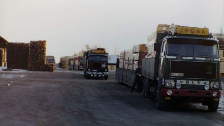 JGA-lastbilar som transporterar virke