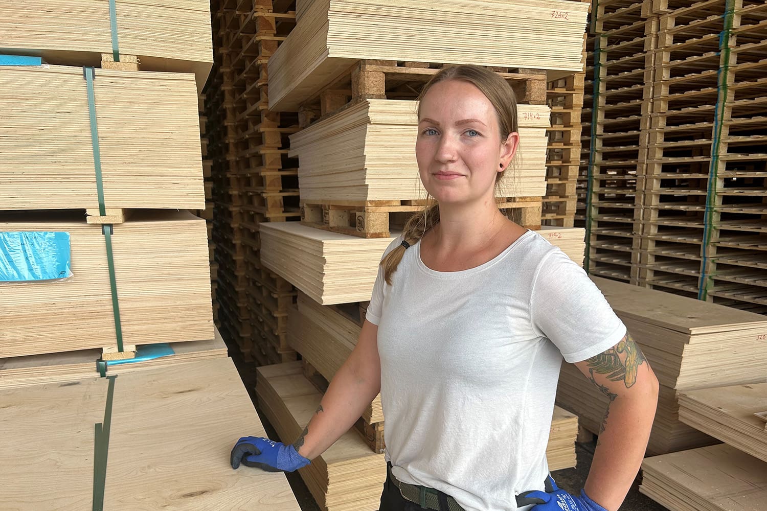 Simone framför träemballage vid JGA Emballage