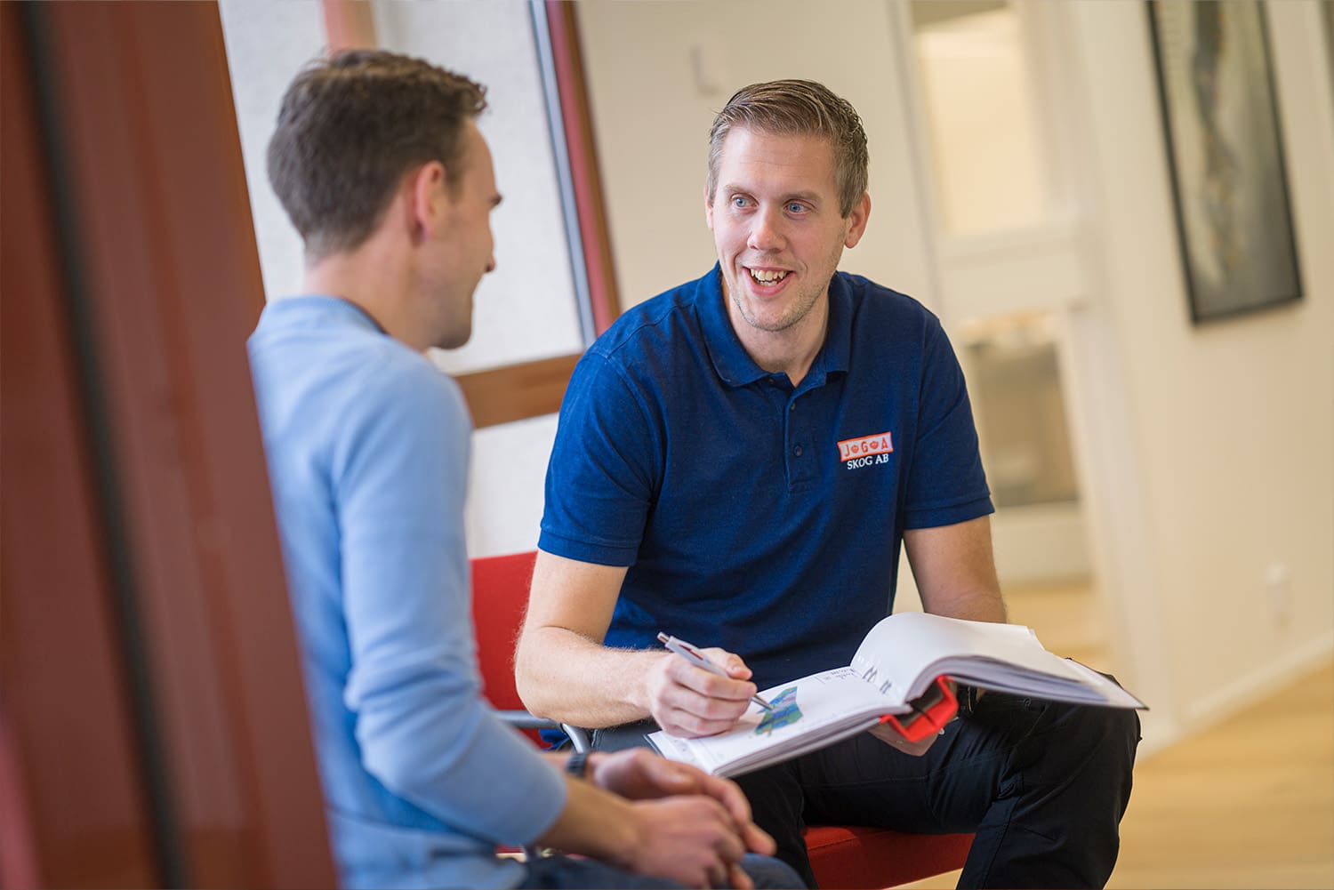 Inköpare som går igenom skogsbruksplan