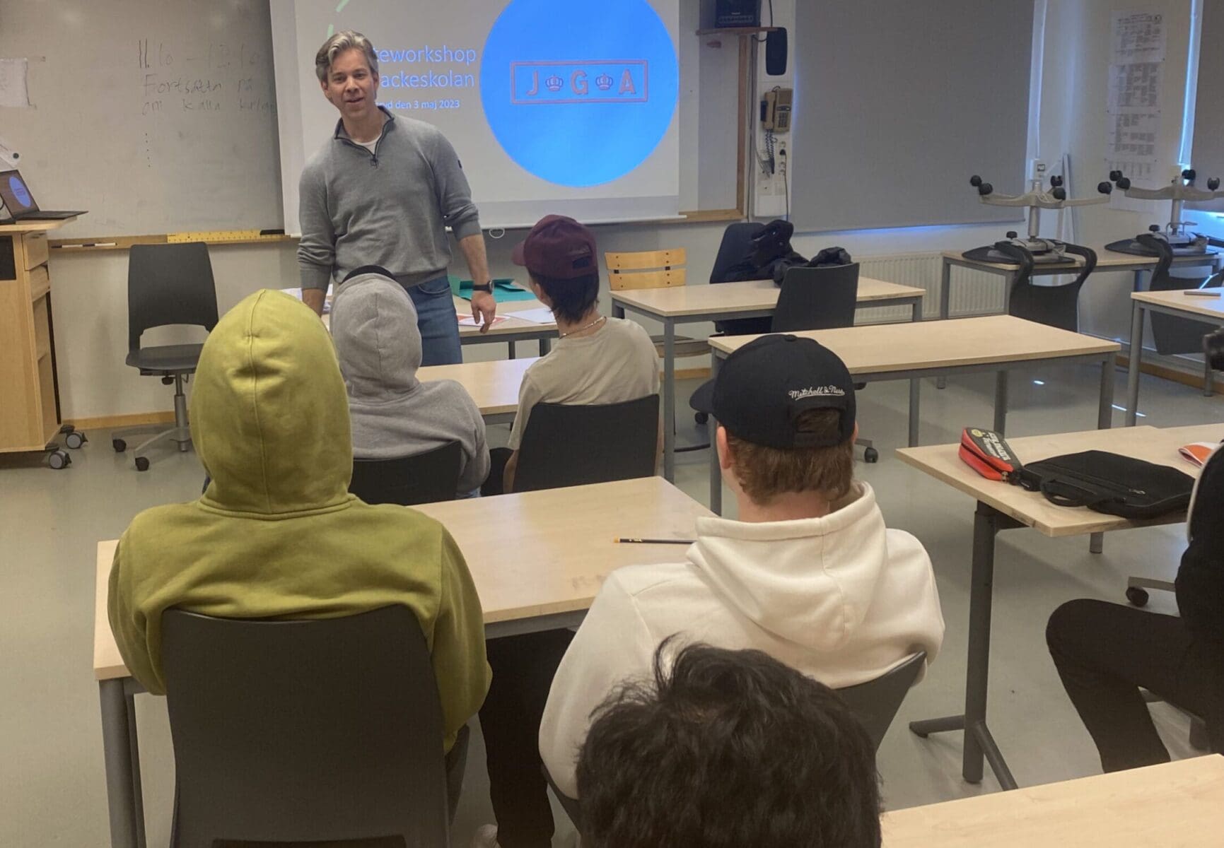 Claes, VD på JGA, presenterade företaget för åttondeklassarna på Dackeskolan.