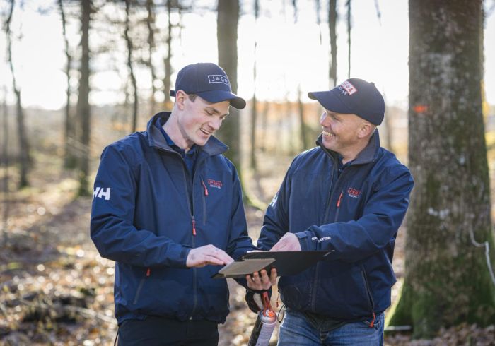 Virkesinköpare i samtal i skog kring skogsbruksplan