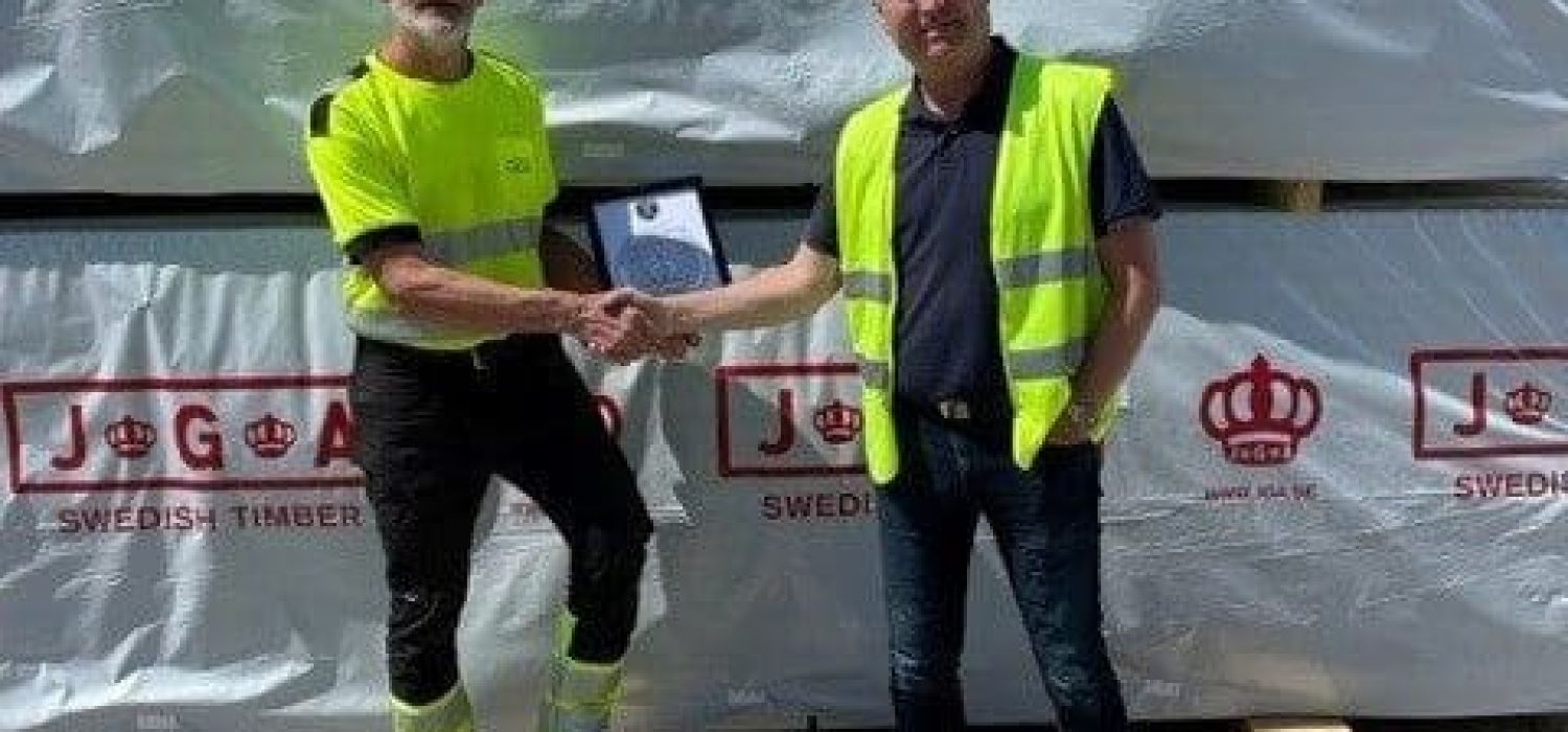 Handslag mellan Peter Lennartsson på JGA och Tommy Andersson på T-Emballage vid överlämning av intryg kring förnybar virkesfolie.
