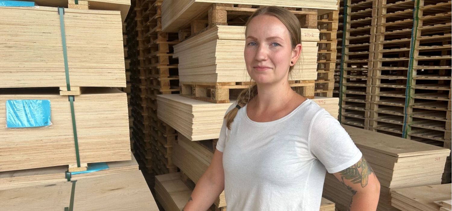 Simone vid träemballage